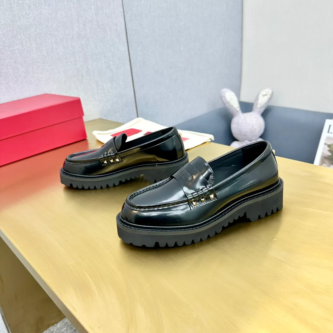 👟👟Ex-factory price 560👟👟 2024【VALENTINO】Valentino's early spring fashionable slip-on loafers are hot new🆕 Versatile style with temperament💃🏻 Slay the whole audience immediately when you put them on [Love] The ultra-simple design is more timeless and attractive! Fashionable and neat feeling, it is a magic tool for increasing your height and slimming down ✨ The shoe collar is specially added with anti-wear latex! You won't feel tired after walking all day long🦶🏻 The upper is made of open-edge beaded cowhide material and paired with a calfskin lining, which is full of texture! 👿Bottom thickness 4.0cm 👿Color: Black Brown 👿Size: 35-40 Factory ready supply